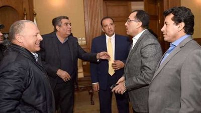 موجز الرابعة.. مدبولي في استاد القاهرة.. وعرفات يتفقد تنفيذ 5 كباري