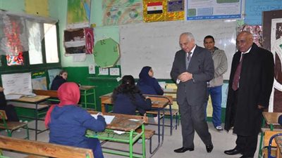 محافظ الجيزة يتفقد لجان امتحان الشهادة الإعدادية بالعمرانية وجنوب الجيزة
