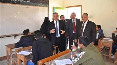 محافظ الإسماعيلية يتفقد لجان امتحانات نصف العام الدراسي للشهادة الإعدادية