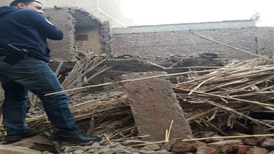 إصابة طالبتين في انهيار منزل قديم بمركز القوصية.. (صور )