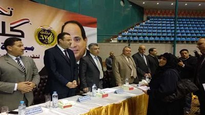 الداخلية توزع أجهزة وملابس على المفرج عنهم وأسرهم بمناسبة عيد الشرطة