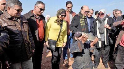 الفريق مميش يتفقد مشروع الاستزراع السمكي بالقناة