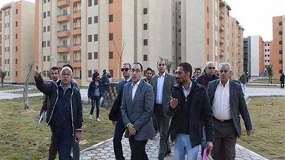رئيس الوزراء يتفقد مشروعات الطرق والإسكان الاجتماعي بالعبور الجديدة