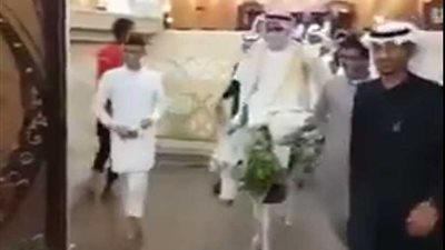 جدل على مواقع التواصل بسبب راكب حمار فى حفل زفاف (فيديو)