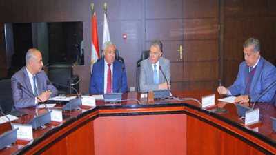 وزير النقل ومحافظ أسوان يبحثان تطوير 