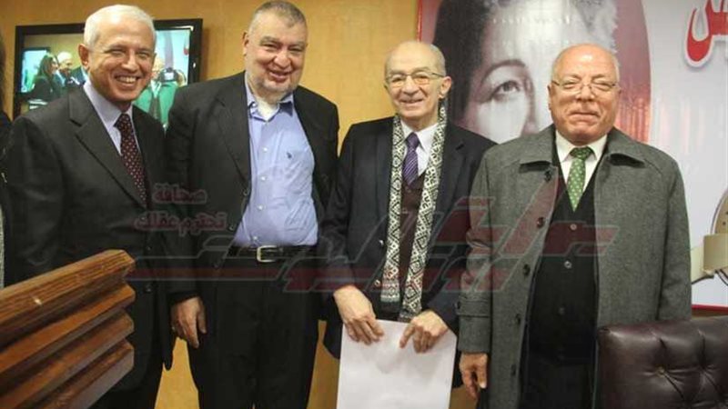 تسليم جائزة عبد القدوس