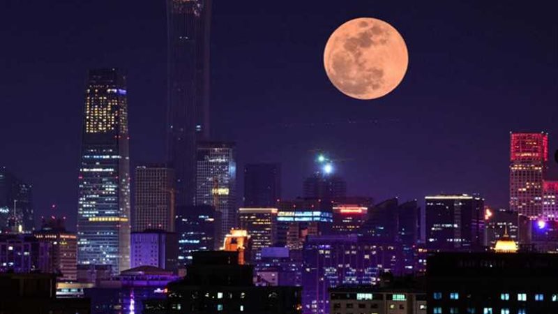 القمر الذئب يكتمل