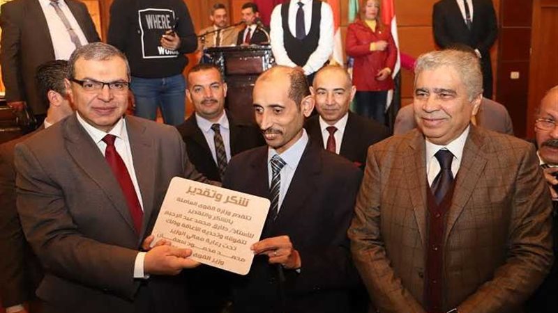 سعفان يسلم 50 عقد