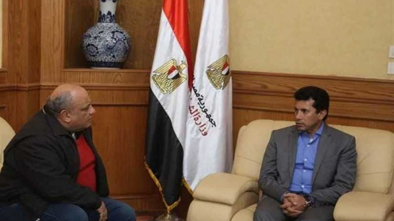 وزير الرياضة يبحث