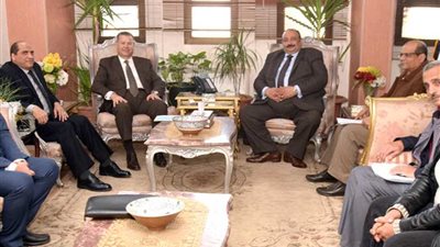 محافظ بني سويف يستقبل وفدا من الزراعة