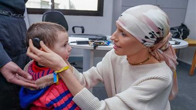 أسماء الأسد تشارك أطفالًا أول لحظة سمع (فيديو + صور)