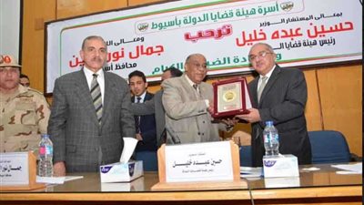 رئيسا جامعة أسيوط وهيئة قضايا الدولة يتبادلان الدروع التذكارية