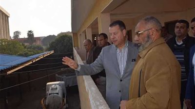 محافظ بني سويف يفاجئ قروي باروط ويأمر بحصر الغيابات ومراجعة خطوط السير