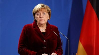 ميركل تعول على باريس في تشكيل جيش أوروبي موحد