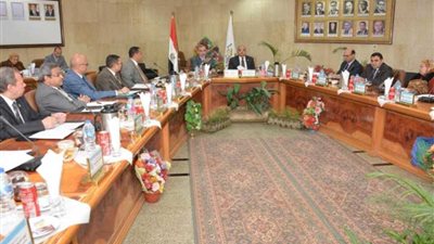 محافظ أسيوط يستمع لأفكار ورؤى جامعة أسيوط لتحقيق التنمية