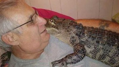 تمساح يساعد إنسانًا على الشفاء من الاكتئاب