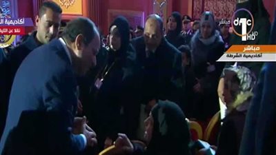 الرئيس السيسي يتوجه إلى والدة أحد الشهداء ويقبل رأسها (فيديو)