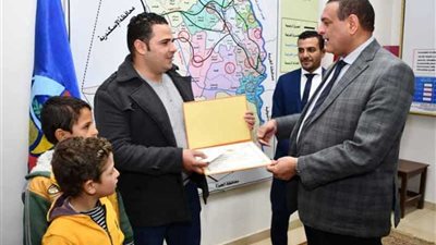 شهادة تقدير ومكافأة مالية تقديرًا لأمانة سائق 