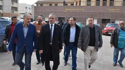 محافظ الإسماعيلية يطمئن على صرف أدوية علاج مرضى فيروس 