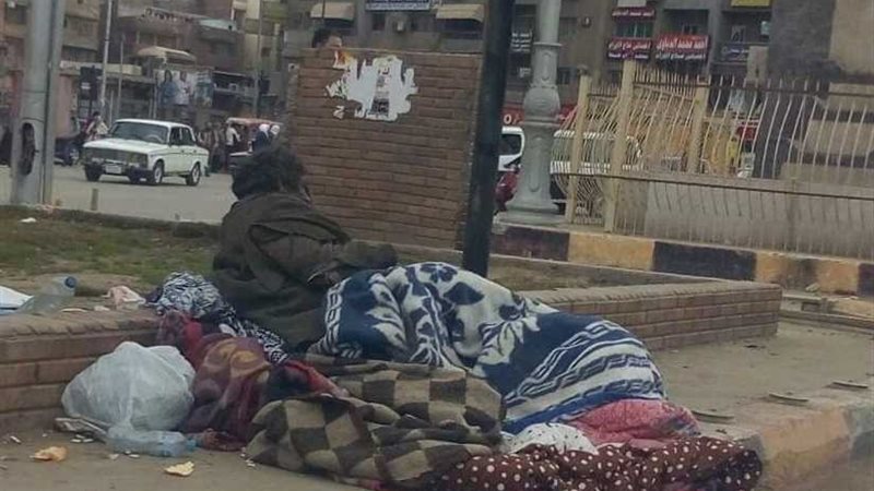 مشرد ينتظر الموت