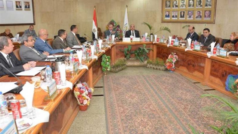 محافظ أسيوط يستمع