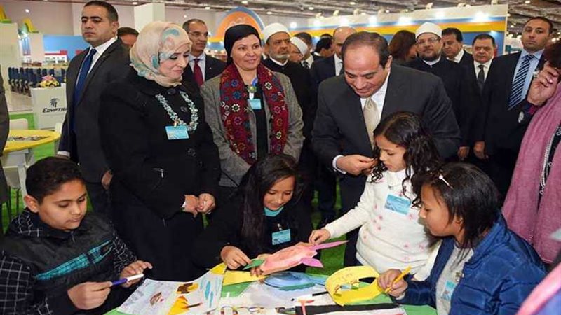 الرئيس يداعب البراءة