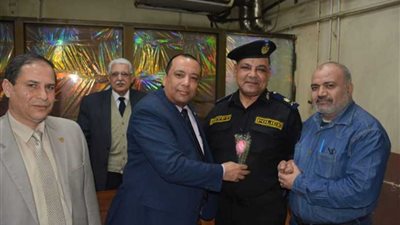 قيادات المترو يقدمون الورود لرجال الشرطة في عيدهم.. صور