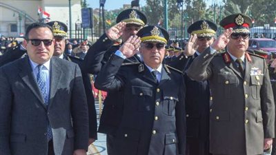 قيادات الإسكندرية يضعون الزهور على نصب شهداء الشرطة