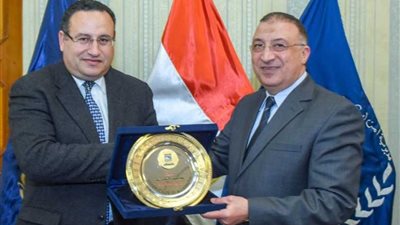 محافظ الإسكندرية يهدي مدير الأمن درع المحافظة