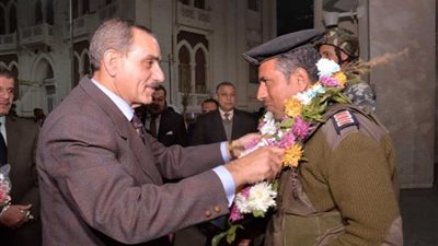 توزيع باقات الورود على قوات الشرطة والجيش بأسيوط