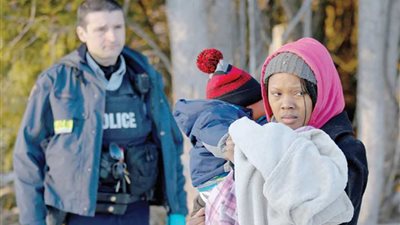 المكسيك : أمريكا بدأت في إعادة أول مجموعة المهاجرين إلى مدينة تيخوانا الحدودية