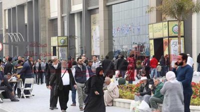 بالصور ..إقبال جماهيري كبير في اليوم الثالث لمعرض الكتاب