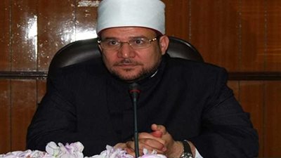 يتفقد جناح الشئون الإسلامية بمعرض الكتاب