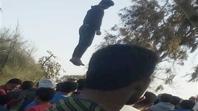 العثور على جثة شاب معلق في شجرة بالبحيرة