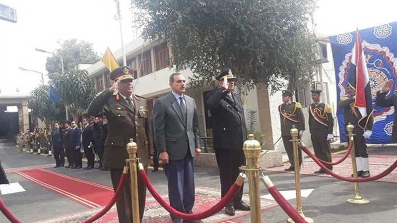 محافظ أسيوط يضع الزهور