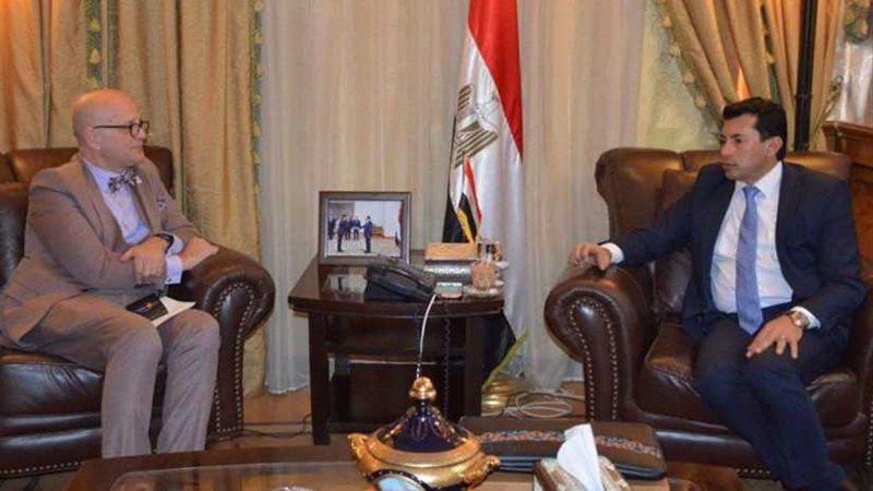 وزير الشباب يلتقي