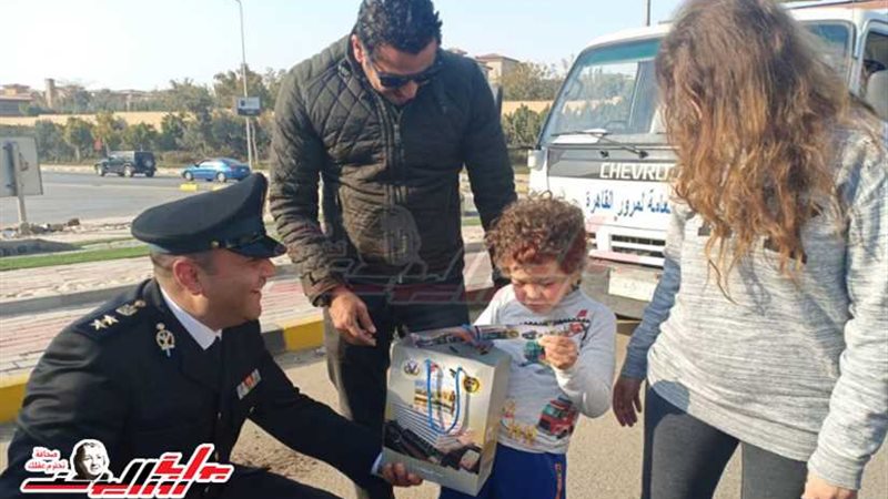 الشرطة والشعب إيد