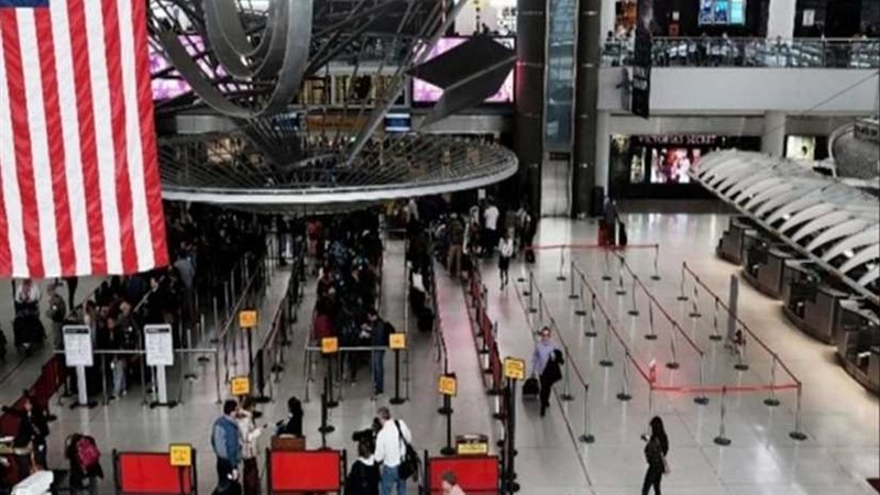 ارتباك في ثلاثة مطارات