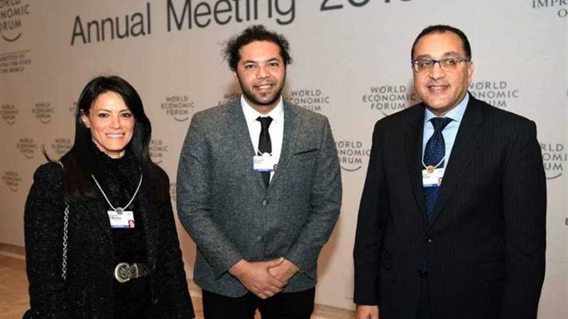 دافوس يدعو شابا مصريا