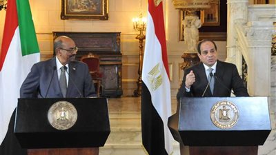 نشرة الرابعة.. السيسي يستقبل البشير.. وماكرون في زيارة رسمية لمصر لثلاثة أيام