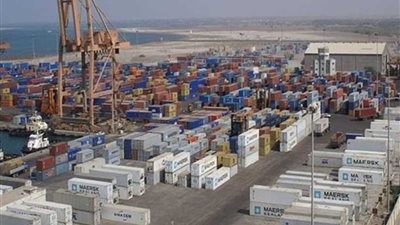 وصول شحنات فحم وخشب بحمولة 119 ألف طن إلى ميناء الإسكندرية