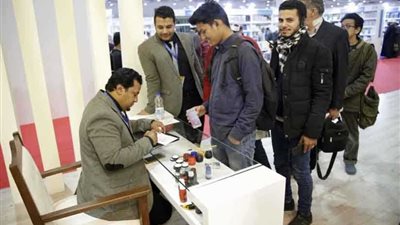 إقبال طلابي كثيف بجناح الأزهر بمعرض الكتاب