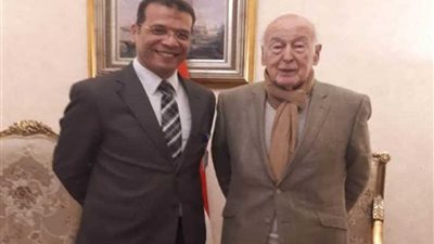 الرئيس الفرنسي الأسبق جيسكار يزور مصر