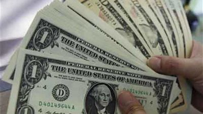 الدولار يتراجع لأدنى مستوى أمام الجنيه منذ عامين