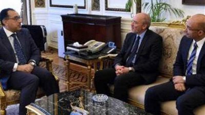 رئيس الوزراء يبحث مع 