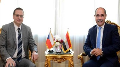 وزير الطيران يلتقي سفير التشيك بالقاهرة
