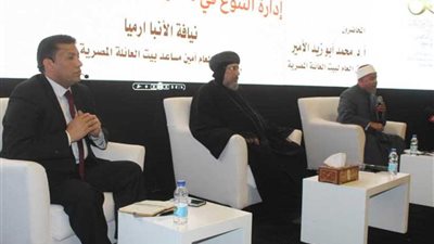 مفكرون في ندوة 