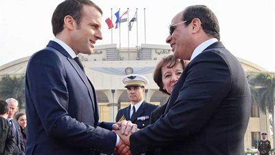 الرئيس السيسي يودع الرئيس الفرنسي 