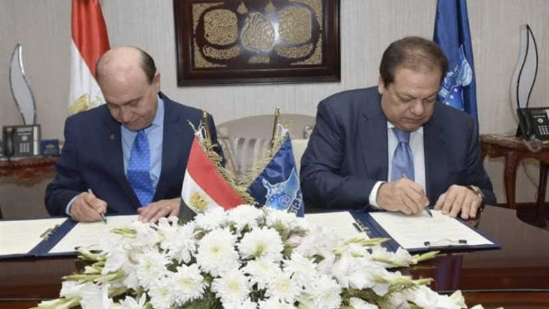 مميش يوقع اتفاق تسوية