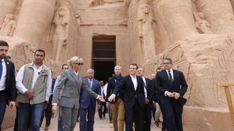 شاهد.. ماكرون يستهل